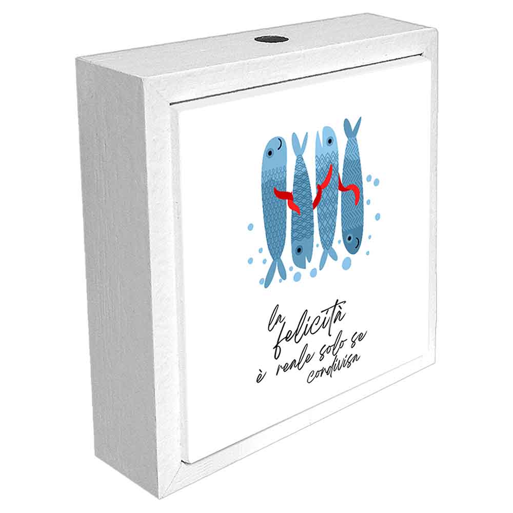 Profumatore ceramica bianco con quattro pesci blu decorati con dettagli rossi, accompagnati dalla frase 'La felicità è reale solo se condivisa'.