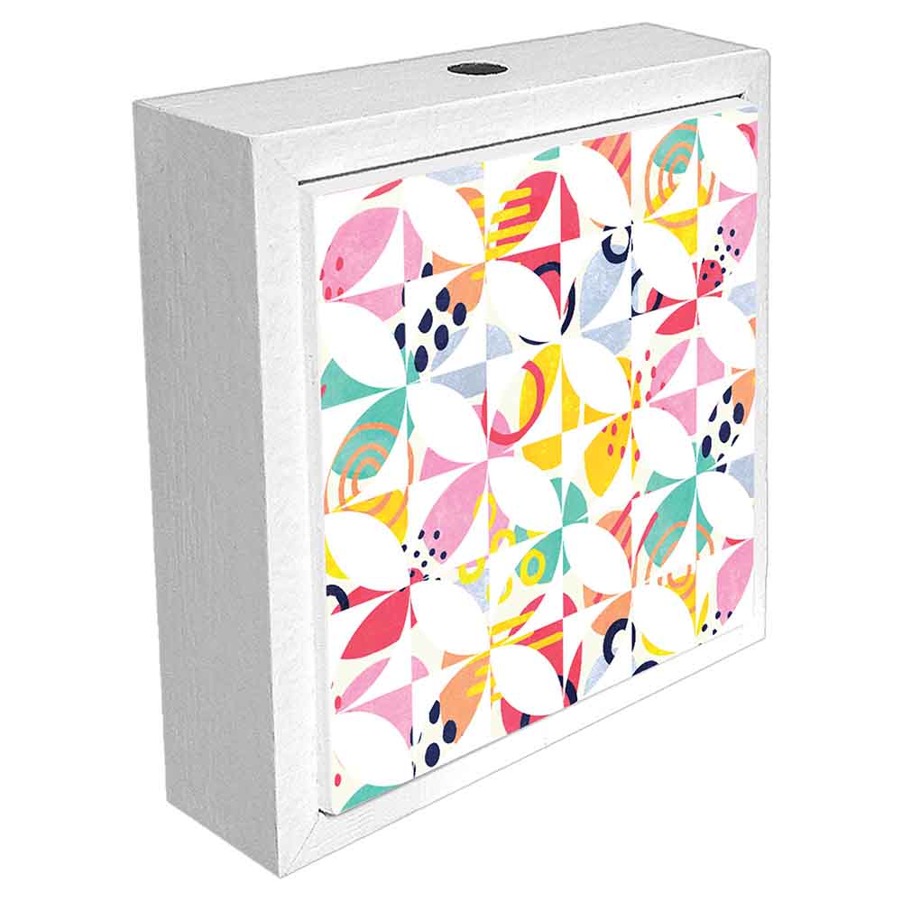 Profumatore ceramica bianco con decoro astratto formato da forme geometriche colorate in rosa, giallo e blu, che creano un effetto vivace e dinamico.