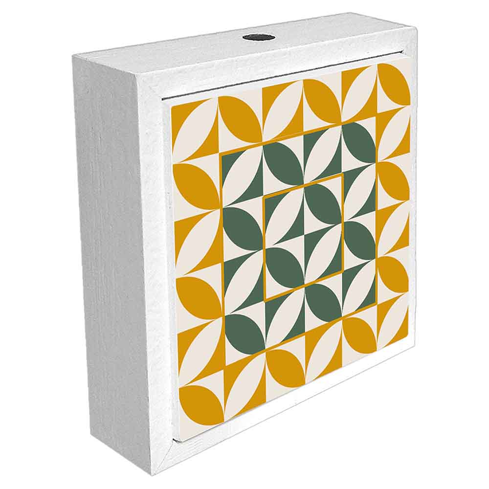 Profumatore ceramica bianco con motivi geometrici colorati e linee intrecciate. Vista laterale che enfatizza i contrasti cromatici vivaci.