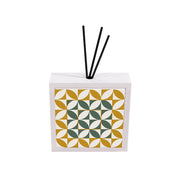 Profumatore ceramica bianco con decoro geometrico astratto, forme e colori vivaci che creano un effetto moderno e dinamico.