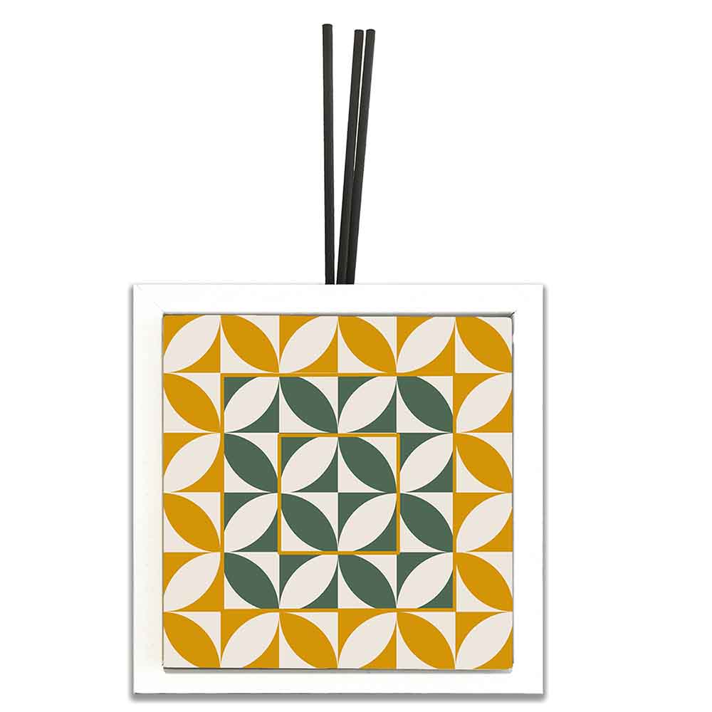 Profumatore ceramica bianco con decoro geometrico astratto, forme e colori vivaci che creano un effetto moderno e dinamico.