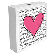 Profumatore ceramica bianco con cuore rosso stilizzato e dettagli sinuosi. Vista laterale che valorizza il design romantico e delicato.