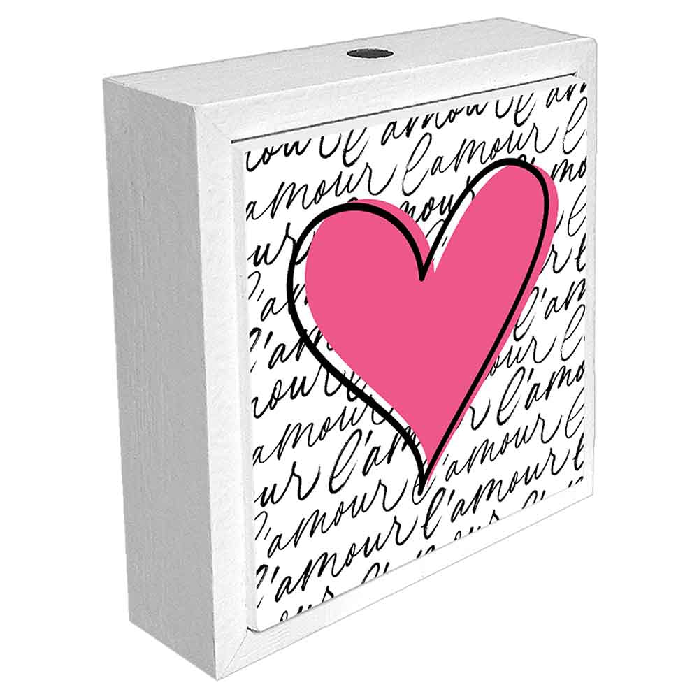 Profumatore ceramica bianco con cuore rosso stilizzato e dettagli sinuosi. Vista laterale che valorizza il design romantico e delicato.