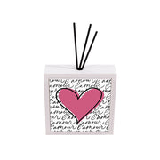 Profumatore ceramica bianco con cuore rosso al centro e sfondo con scritte “l’amour”, design armonioso che esprime amore e calore con eleganza.