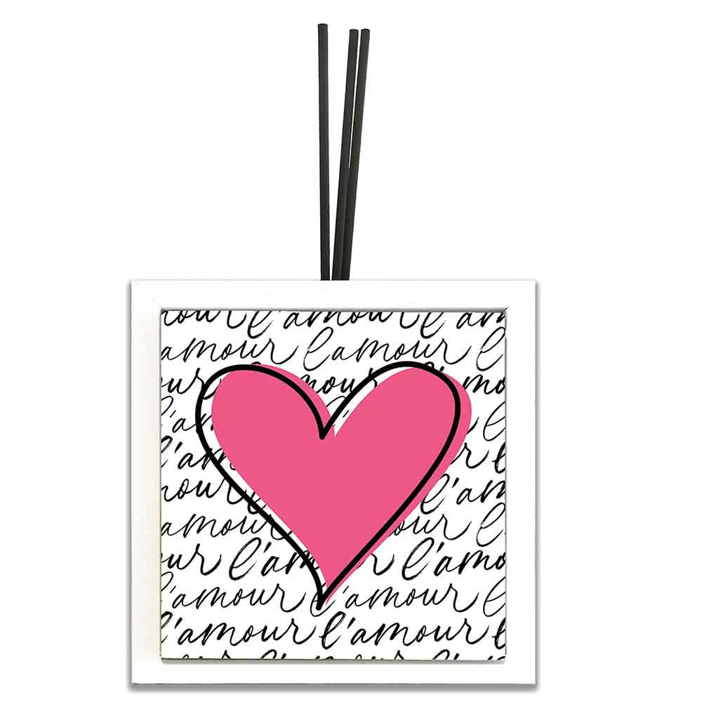Profumatore ceramica bianco con cuore rosso al centro e sfondo con scritte “l’amour”, design armonioso che esprime amore e calore con eleganza.
