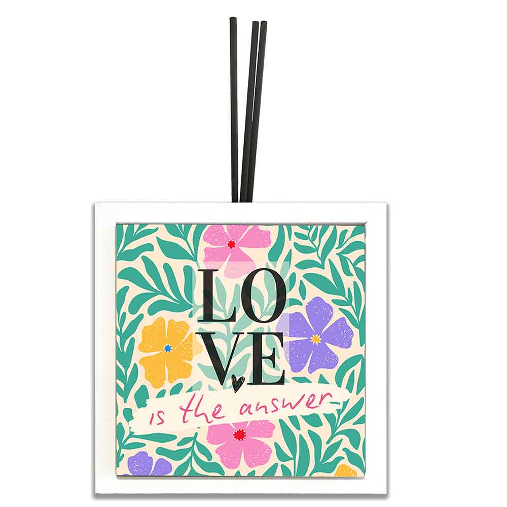 Profumatore ceramica bianco con incisione calligrafica stilizzata, caratteri sinuosi che donano armonia ed equilibrio al design.