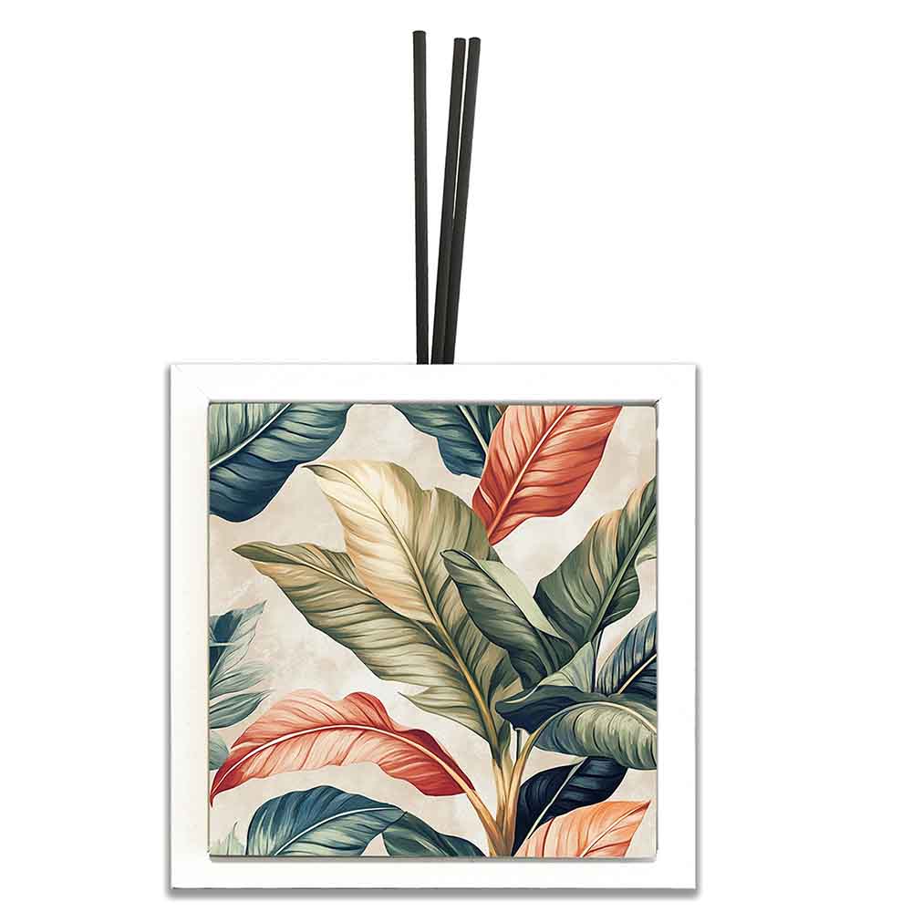Profumatore ceramica bianco con decorazione ispirata alla flora tropicale, tonalità calde e linee sinuose che evocano la natura esotica.