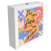 Profumatore ceramica bianco con scritta decorativa in caratteri eleganti, dai dettagli raffinati che evocano un messaggio profondo. Vista laterale.