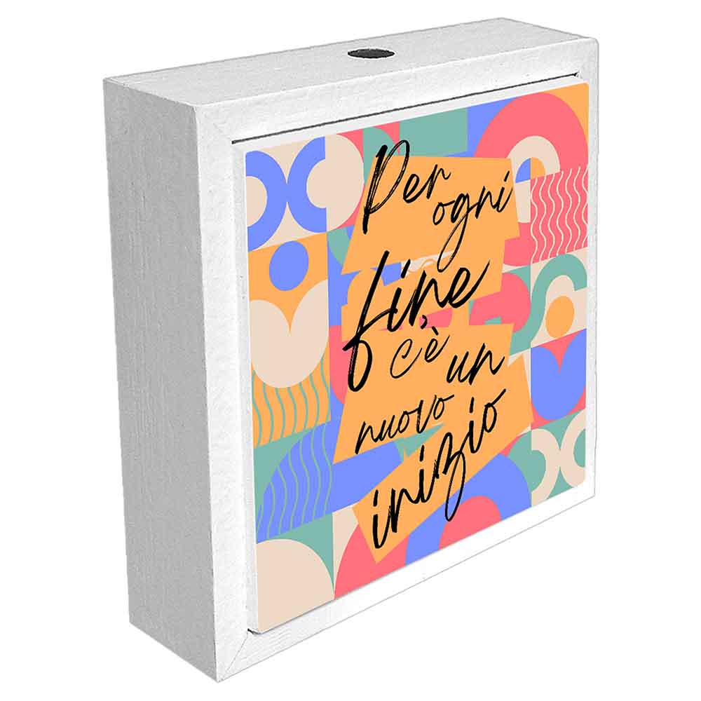 Profumatore ceramica bianco con scritta decorativa in caratteri eleganti, dai dettagli raffinati che evocano un messaggio profondo. Vista laterale.