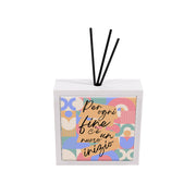 Profumatore ceramica bianco con incisione calligrafica stilizzata, caratteri sinuosi e un design essenziale che conferisce raffinatezza ed equilibrio.