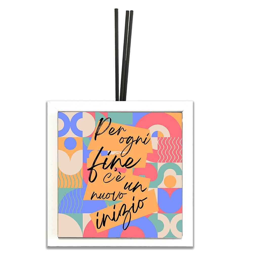 Profumatore ceramica bianco con incisione calligrafica stilizzata, caratteri sinuosi e un design essenziale che conferisce raffinatezza ed equilibrio.