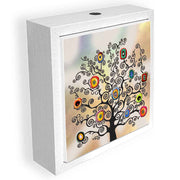 Profumatore ceramica bianco con motivo ad albero dai dettagli raffinati e forma stilizzata. Vista laterale che mette in risalto il design elegante.