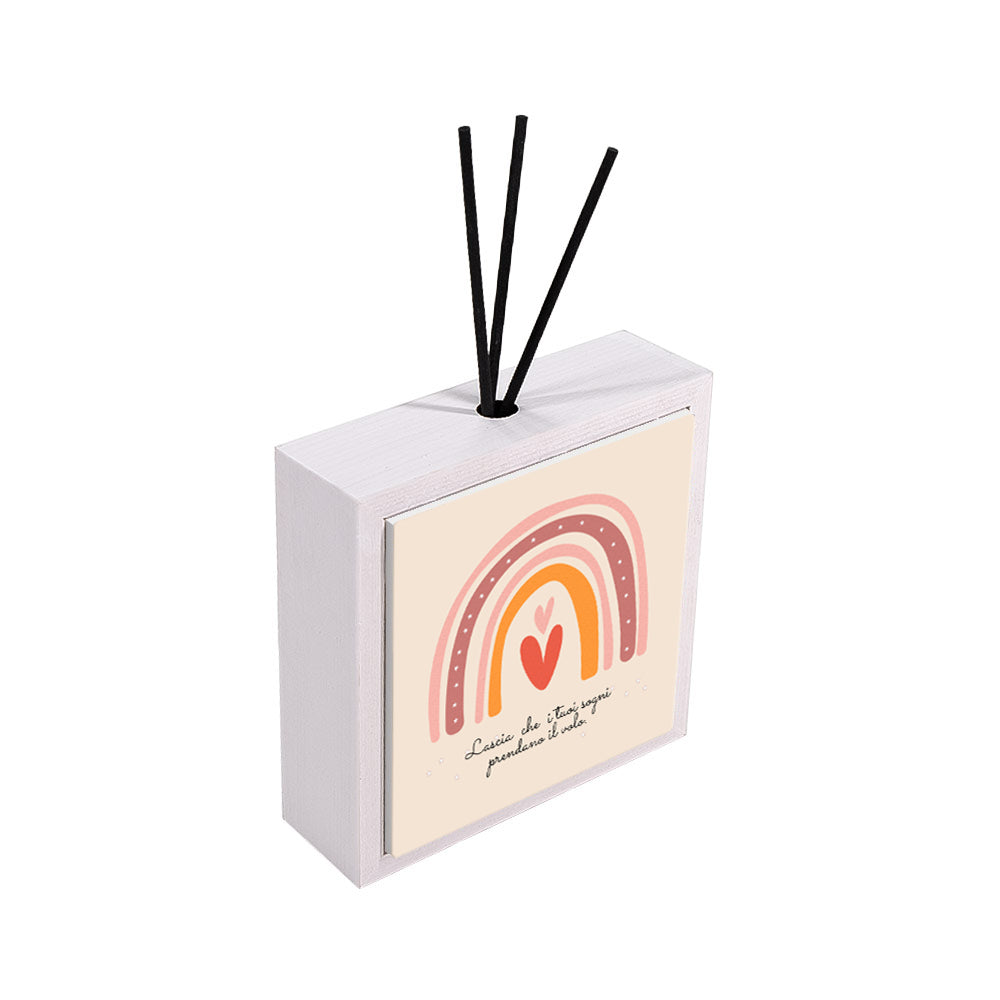 Profumatore ceramica bianco con piastrella arco arcobaleno in rosa, bordeaux e arancio su sfondo crema, cuore rosso e testo motivazionale, reed neri