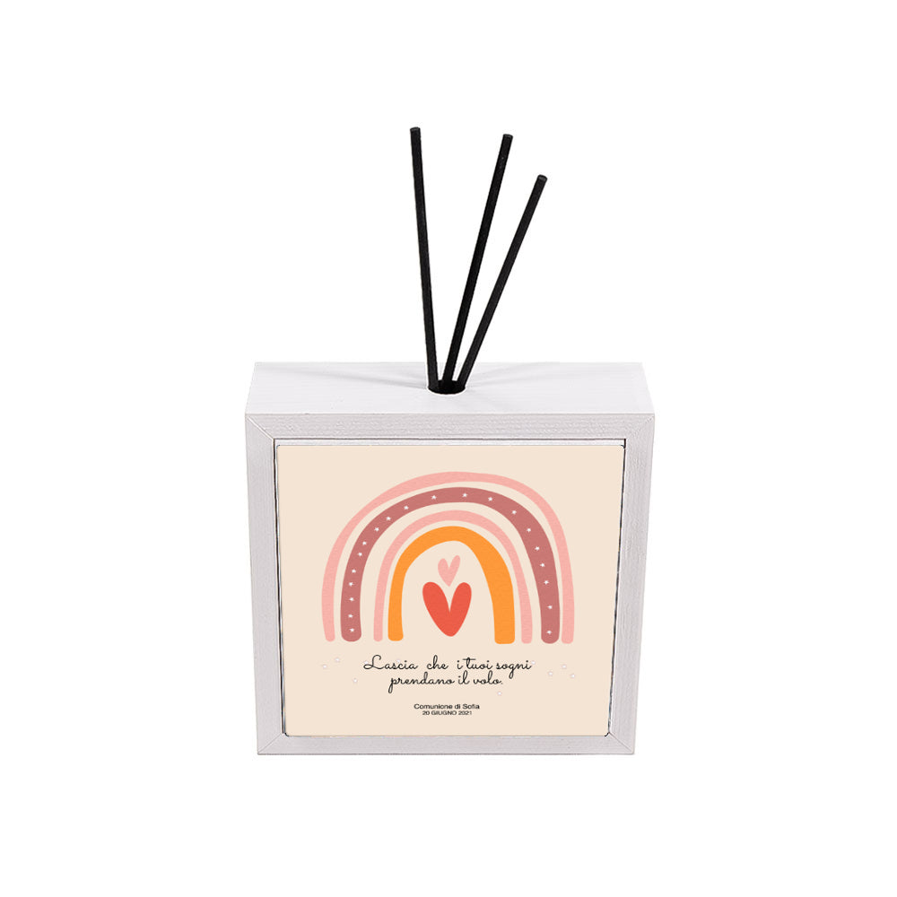 Profumatore ceramica bianco personalizzato con arco arcobaleno rosa arancio, cuore rosso e testo dedicato per comunione, bastoncini reed neri