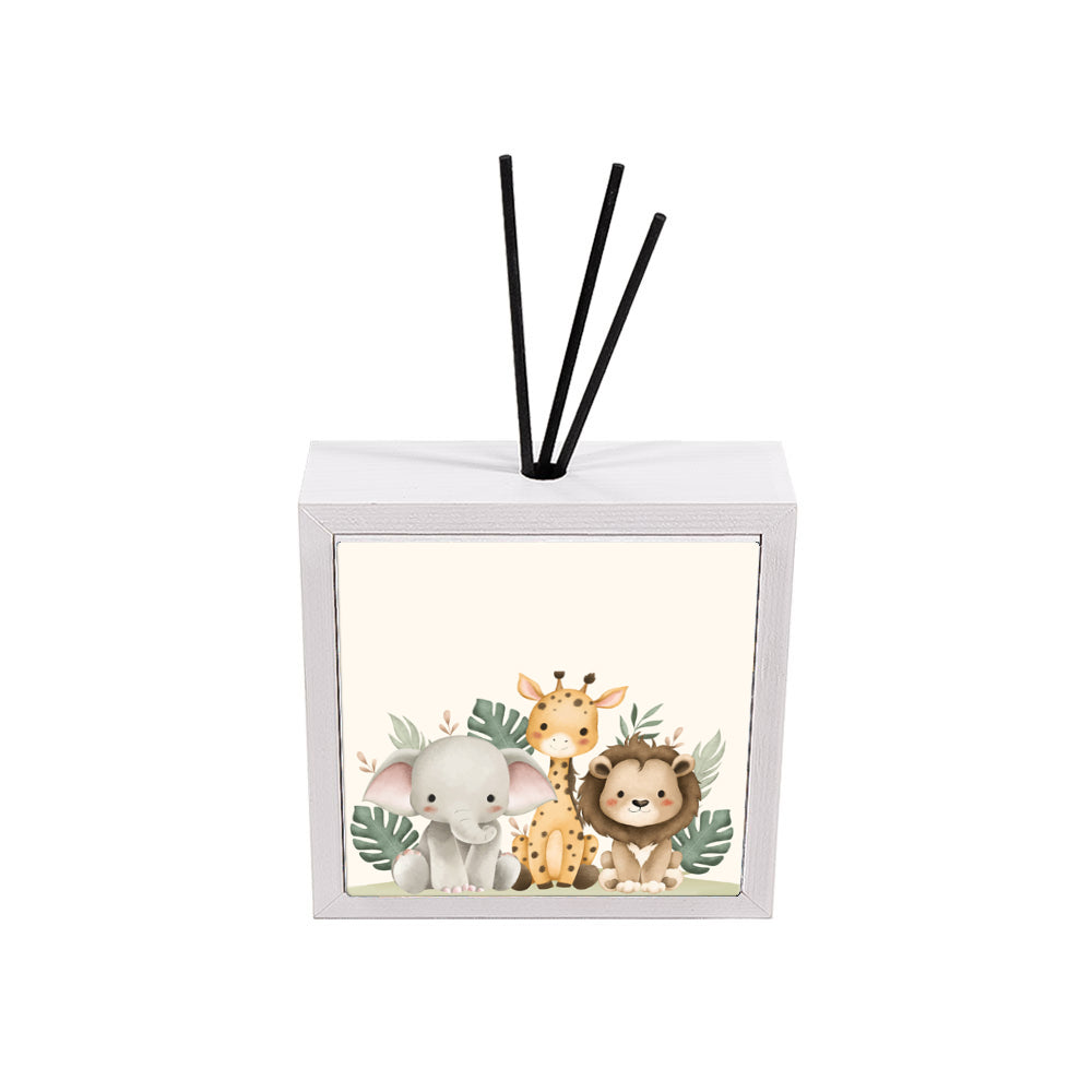 Profumatore ceramica bianco con piastrella cuccioli savana, elefante giraffa e leone acquerello tra foglie tropicali verdi, bastoncini reed neri