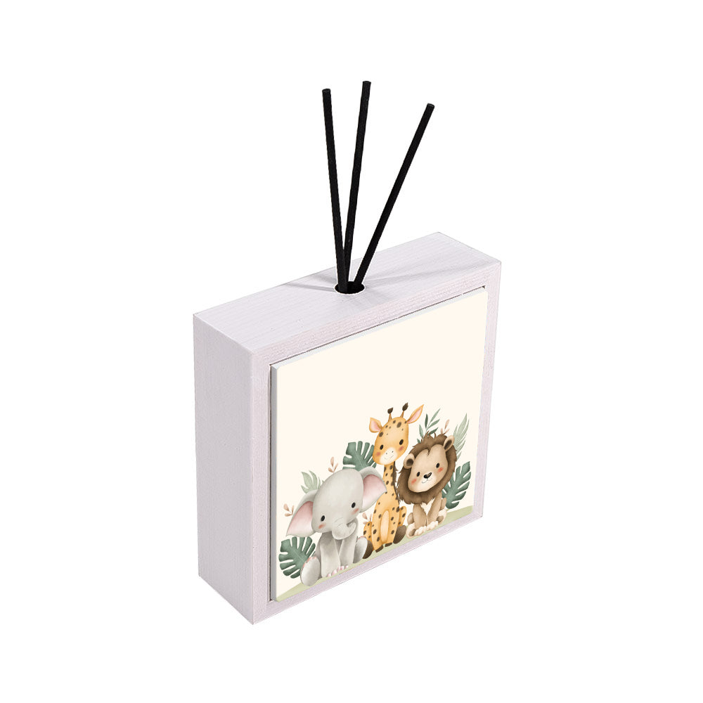 Profumatore ceramica bianco vista laterale, piastrella con cuccioli savana acquerello: elefante, giraffa e leone tra foglie tropicali, reed neri