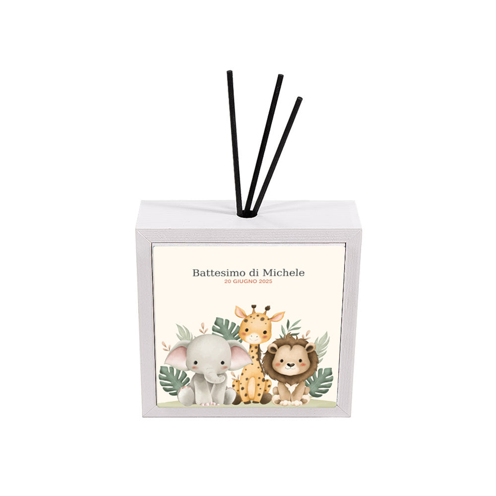 Profumatore ceramica bianco personalizzato battesimo, cuccioli savana con elefante giraffa e leone, testo con nome e data, bastoncini reed neri