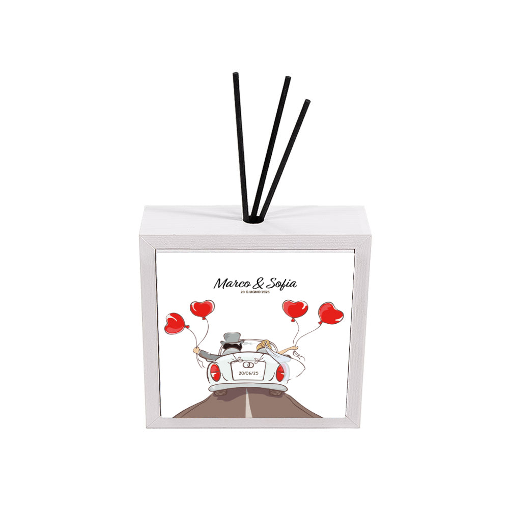 Profumatore ceramica bianco personalizzato matrimonio, sposi in auto con palloncini cuore rossi, testo nome coppia e data nozze, bastoncini reed neri