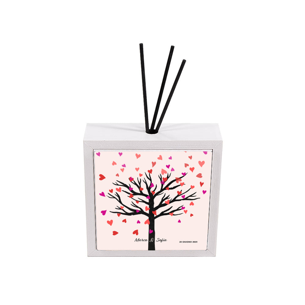 Profumatore ceramica bianco personalizzato, albero con cuori in rosa rosso e viola, testo coppia e data matrimonio in corsivo, bastoncini reed neri