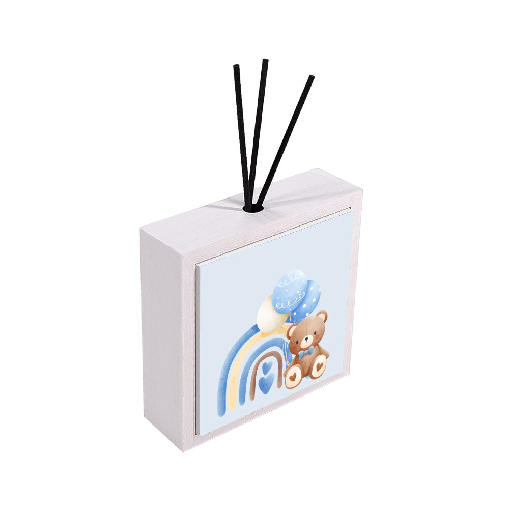 Profumatore ceramica bianco vista laterale, orsetto marrone con fiocco azzurro, arcobaleno blu giallo e marrone con cuori, palloncini azzurri, reed neri