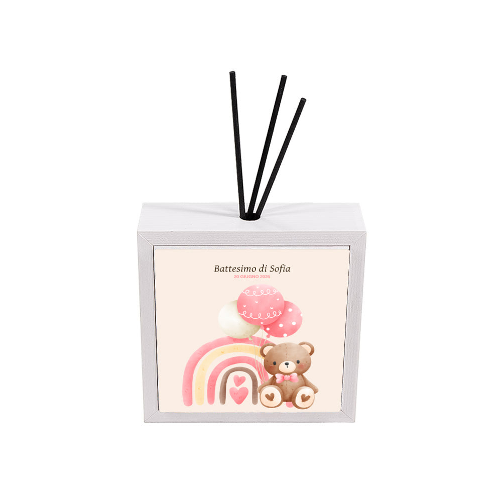 Profumatore ceramica bianco personalizzato battesimo bimba, orsetto con arcobaleno rosa e palloncini, testo nome e data in rosa, bastoncini reed neri