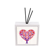 Profumatore ceramica bianco bomboniera, piastrella con albero cuore in foglie rosse corallo e fucsia su rami viola intrecciati, sfondo avorio, reed neri
