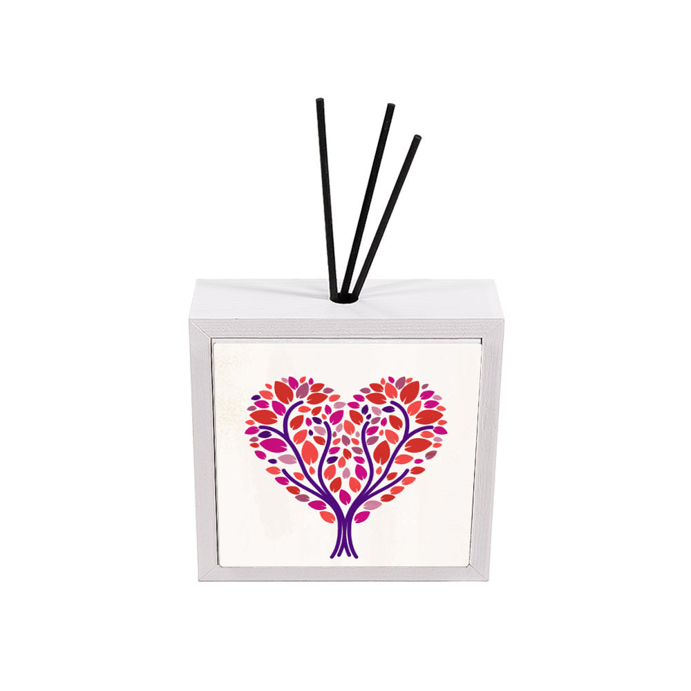 Profumatore ceramica bianco bomboniera, piastrella con albero cuore in foglie rosse corallo e fucsia su rami viola intrecciati, sfondo avorio, reed neri