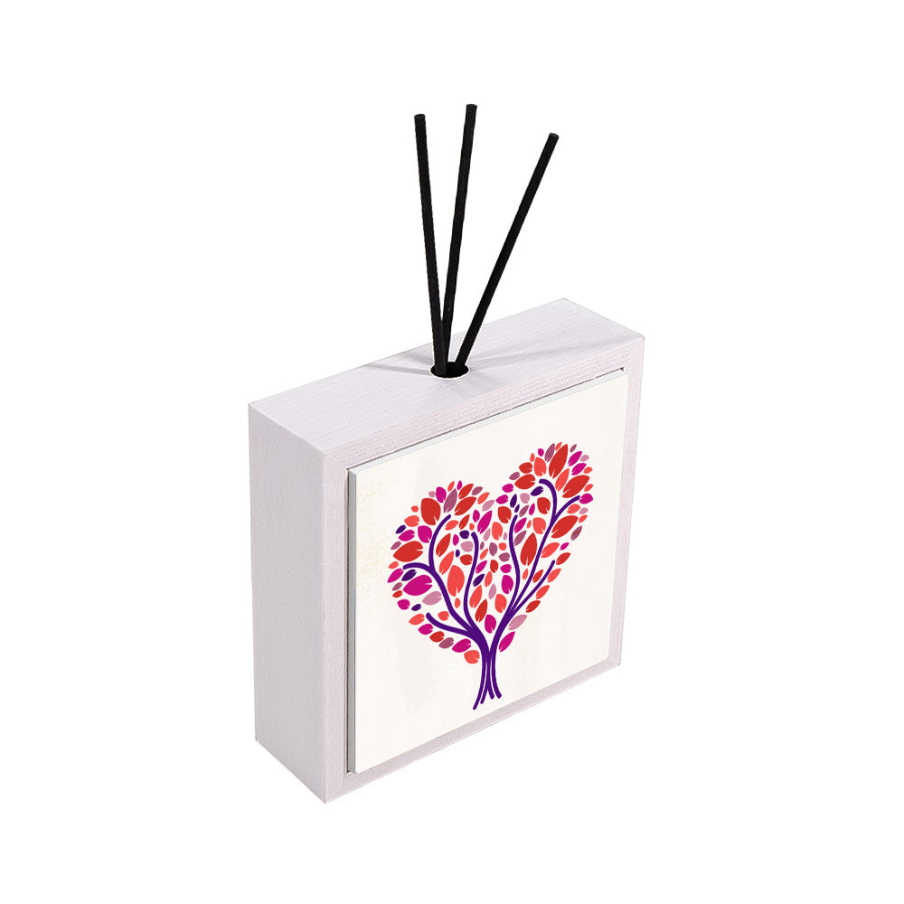 Profumatore ceramica bianco vista laterale, piastrella con albero a cuore in foglie rosse e fucsia su rami viola, sfondo bianco avorio, reed neri