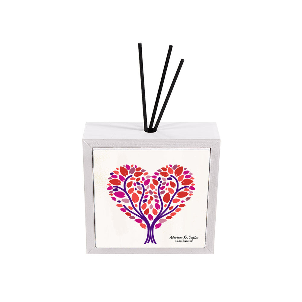 Profumatore ceramica bianco personalizzato matrimonio, albero a forma di cuore con foglie rosse e viola, testo coppia e data nozze in corsivo, reed neri