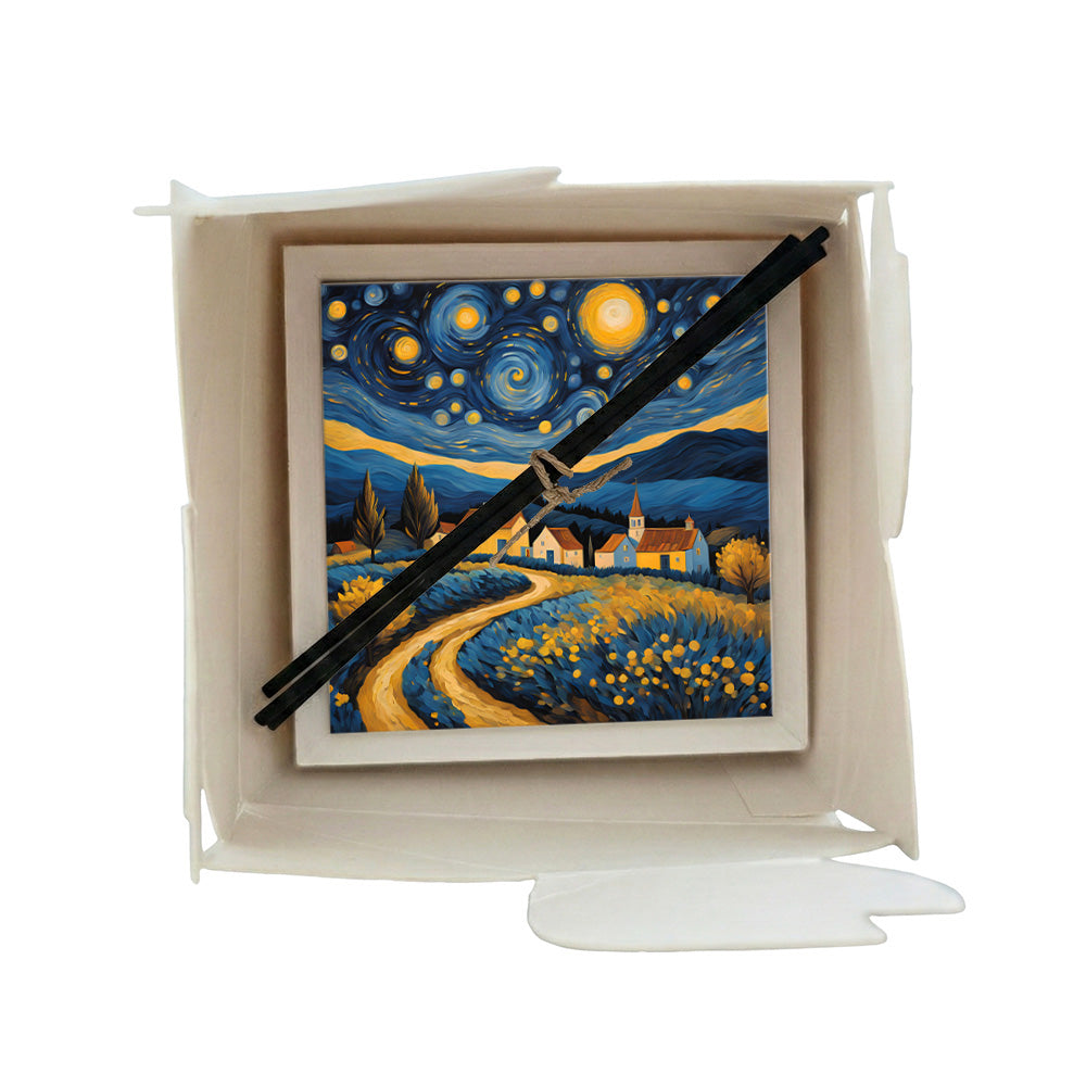 Profumatore ceramica in scatola paesaggio ispirato a Van Gogh, cielo stellato blu con luna dorata, campi fioriti gialli e villaggio rustico, bastoncini reed neri
