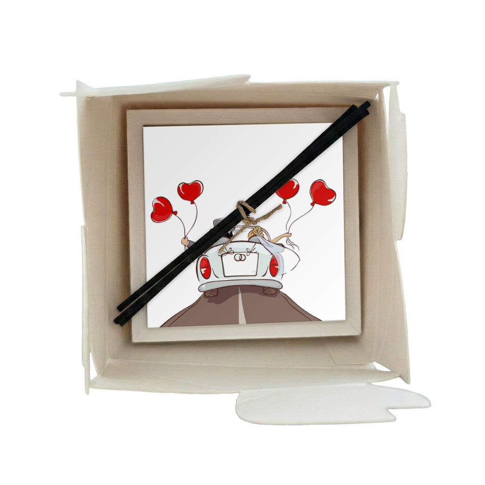 Profumatore ceramica in scatola, sposi in auto bianca decappottabile con palloncini rossi a cuore su strada, decoro matrimonio, bastoncini reed neri