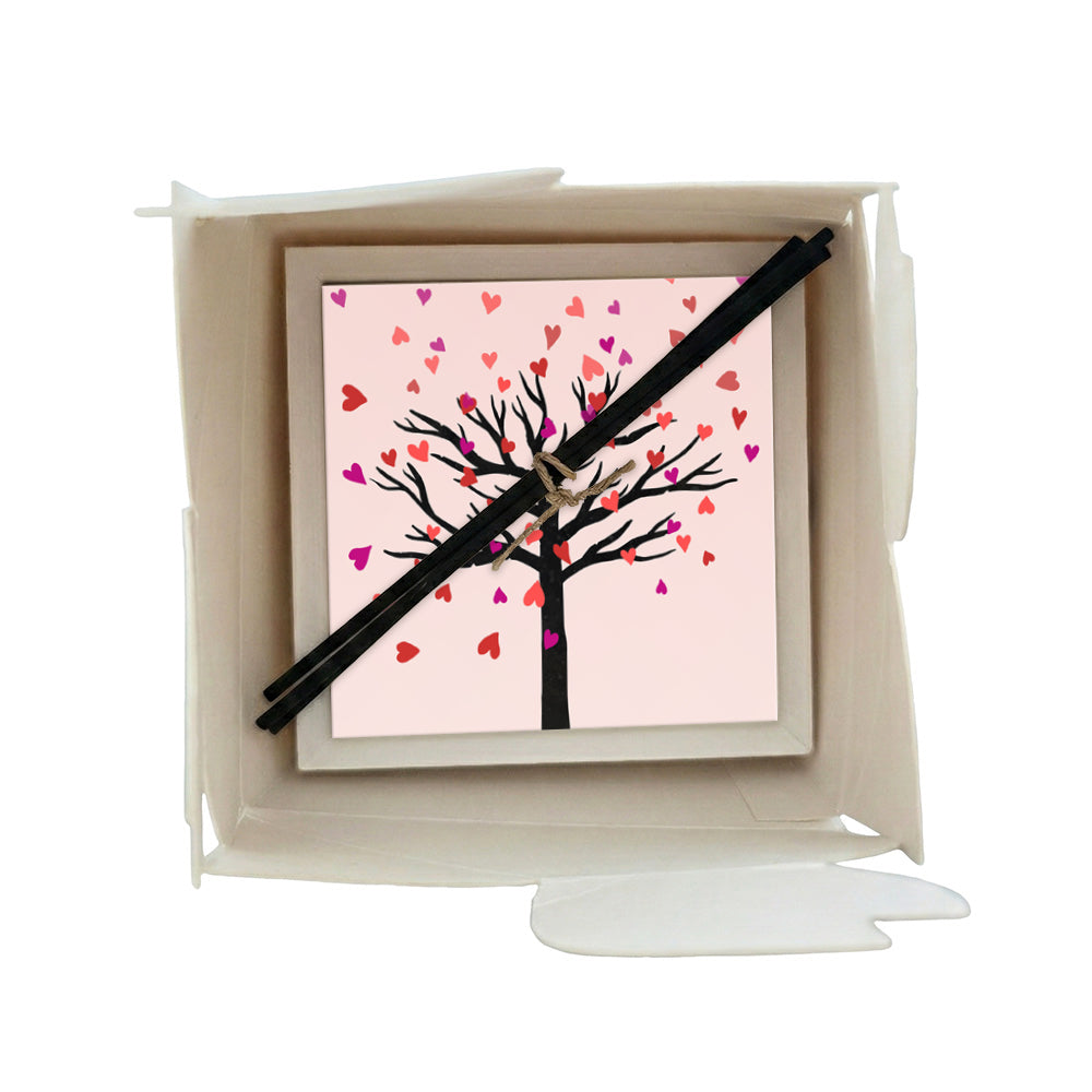 Profumatore ceramica in scatola, albero dai rami neri con cuori cadenti in rosa rosso e viola su sfondo rosa pallido, bomboniera amore, reed neri