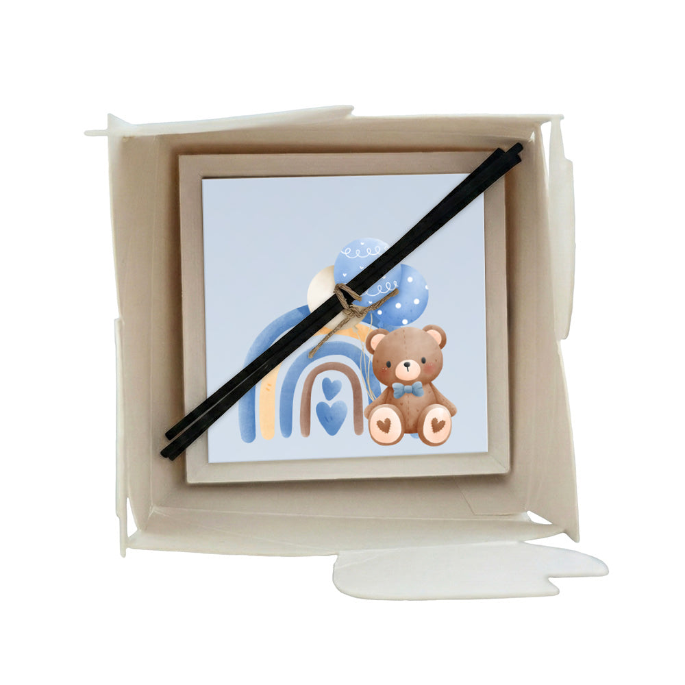 Profumatore ceramica in scatola, orsetto marrone fiocco azzurro, arcobaleno blu e oro con cuori, palloncini azzurri su sfondo celeste, bastoncini reed neri