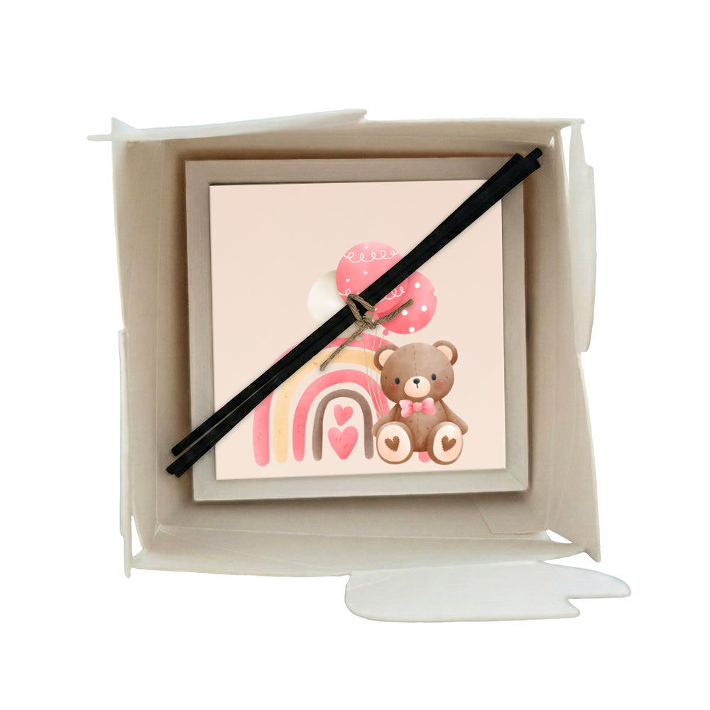 Profumatore ceramica in scatola, orsetto marrone con fiocco rosa, arcobaleno rosa e oro con cuori, palloncini rosa su sfondo crema, bastoncini reed neri