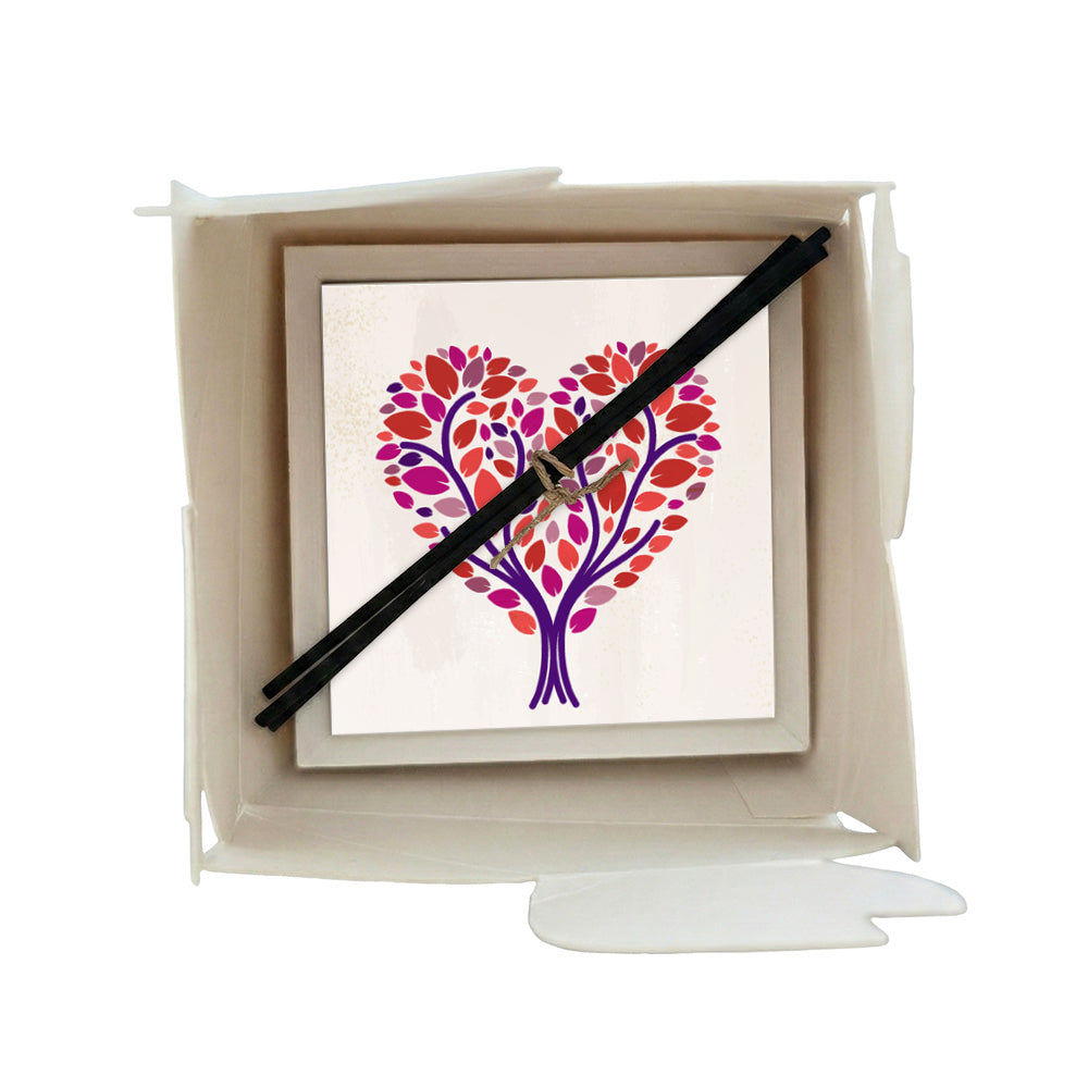 Profumatore ceramica in scatola, albero a forma di cuore con foglie in rosso corallo e fucsia su rami viola, sfondo avorio, bomboniera amore, reed neri