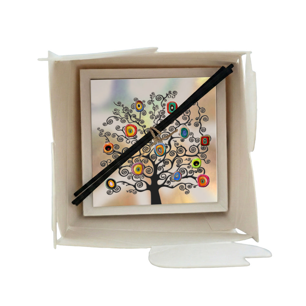 Profumatore per ambienti in ceramica in scatola con albero della vita colorato, rami neri a spirale e frutti multicolore su sfondo perlato, bastoncini reed neri
