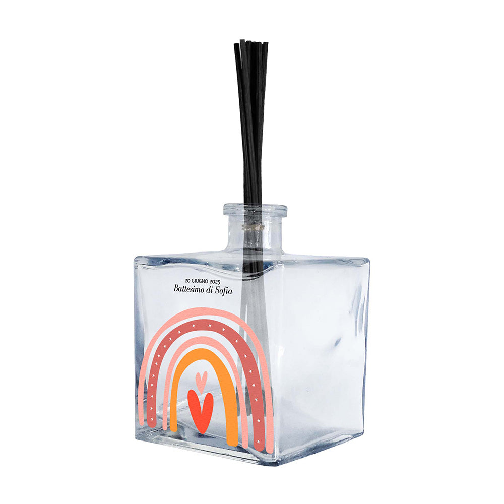 Profumatore vetro trasparente personalizzato, decoro arcobaleno boho rosa arancio con cuori rossi e testo battesimo nome e data, bastoncini reed neri