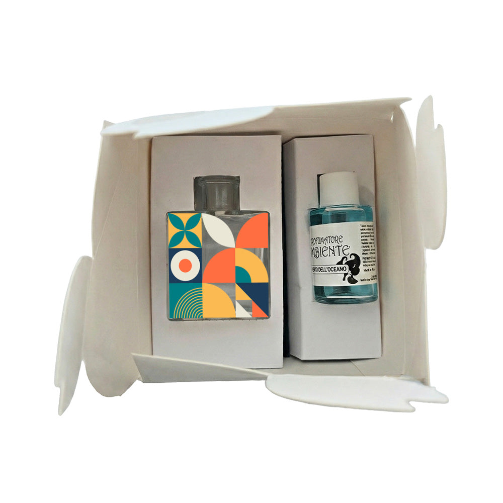 Kit profumatore vetro in scatola bianca, boccetta con decoro geometrico Bauhaus turchese arancio e navy, flacone fragranza azzurra incluso, reed neri