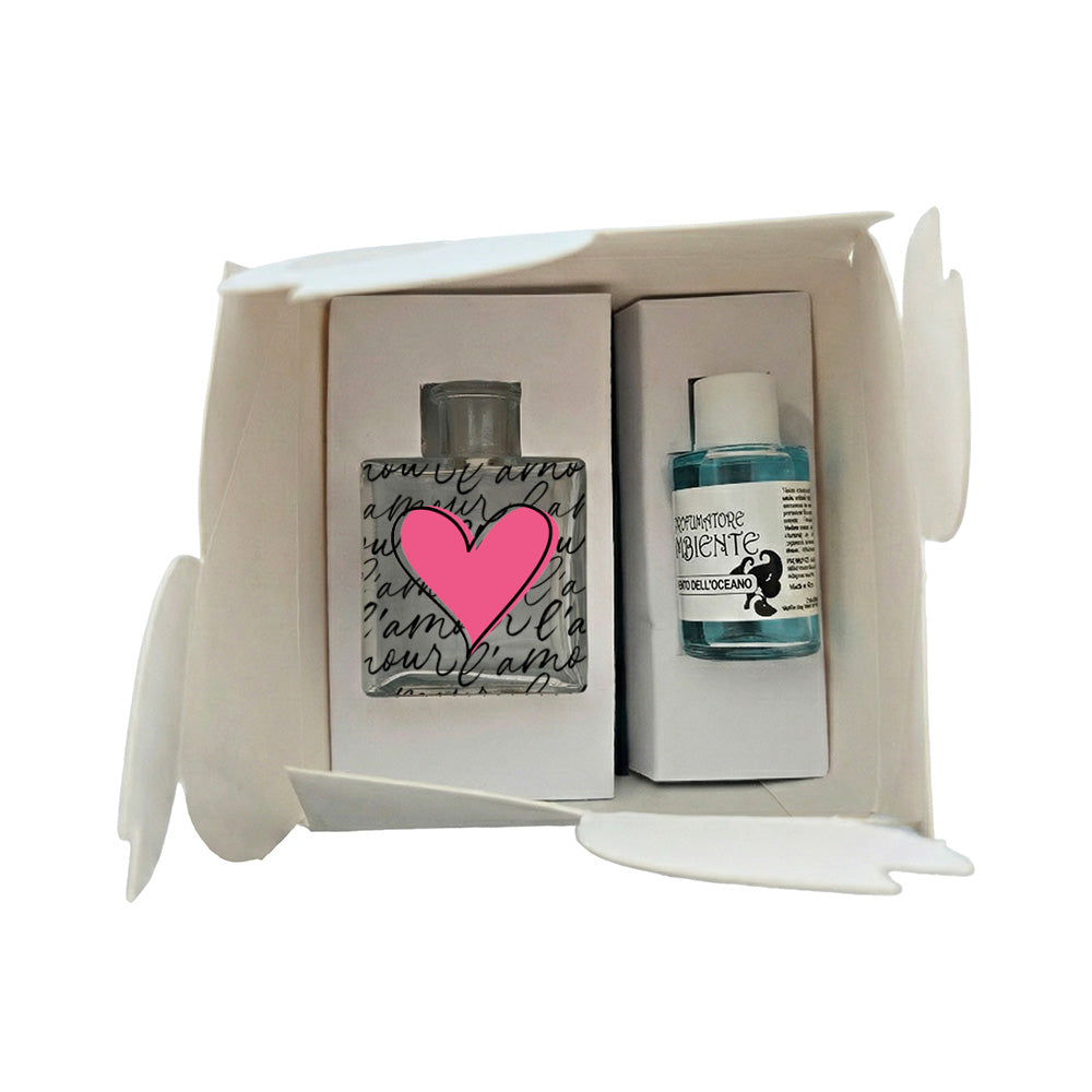 Kit profumatore vetro in scatola bianca, boccetta con cuore rosa fucsia e scritta "l'amour" in corsivo nero, flacone fragranza Vento dell'Oceano incluso