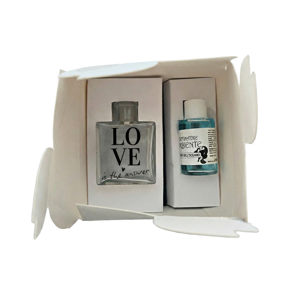 Kit profumatore vetro in scatola bianca, flacone con scritta LOVE is the answer in nero, cuoricino nero, fragranza Vento dell’Oceano inclusa