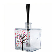 Profumatore ambiente vetro quadrato, decoro di un albero spoglio con cuori cadenti in rosso corallo e fucsia su sfondo bianco, bomboniera amore, reed neri