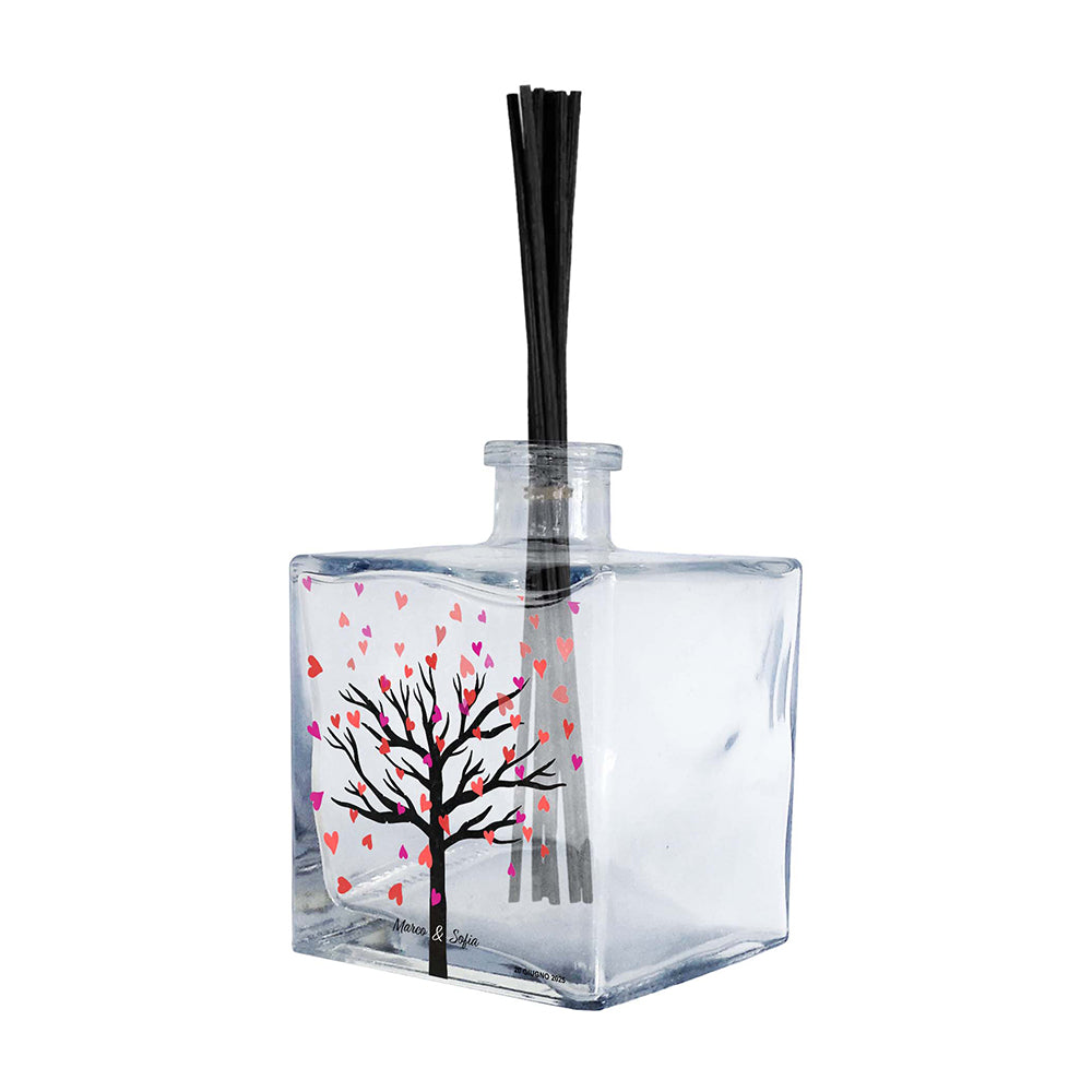 Profumatore vetro personalizzato matrimonio, decoro con albero dai rami neri con cuori cadenti rossi e fucsia, testo coppia e data nozze, bastoncini reed neri