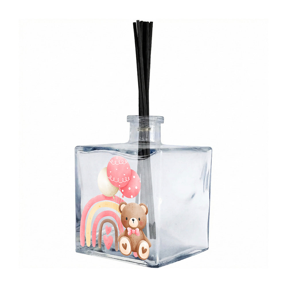 Profumatore ambiente vetro trasparente quadrato, decoro orsetto marrone con fiocco e arcobaleno rosa pesca e giallo, palloncini fucsia e bianchi, reed neri