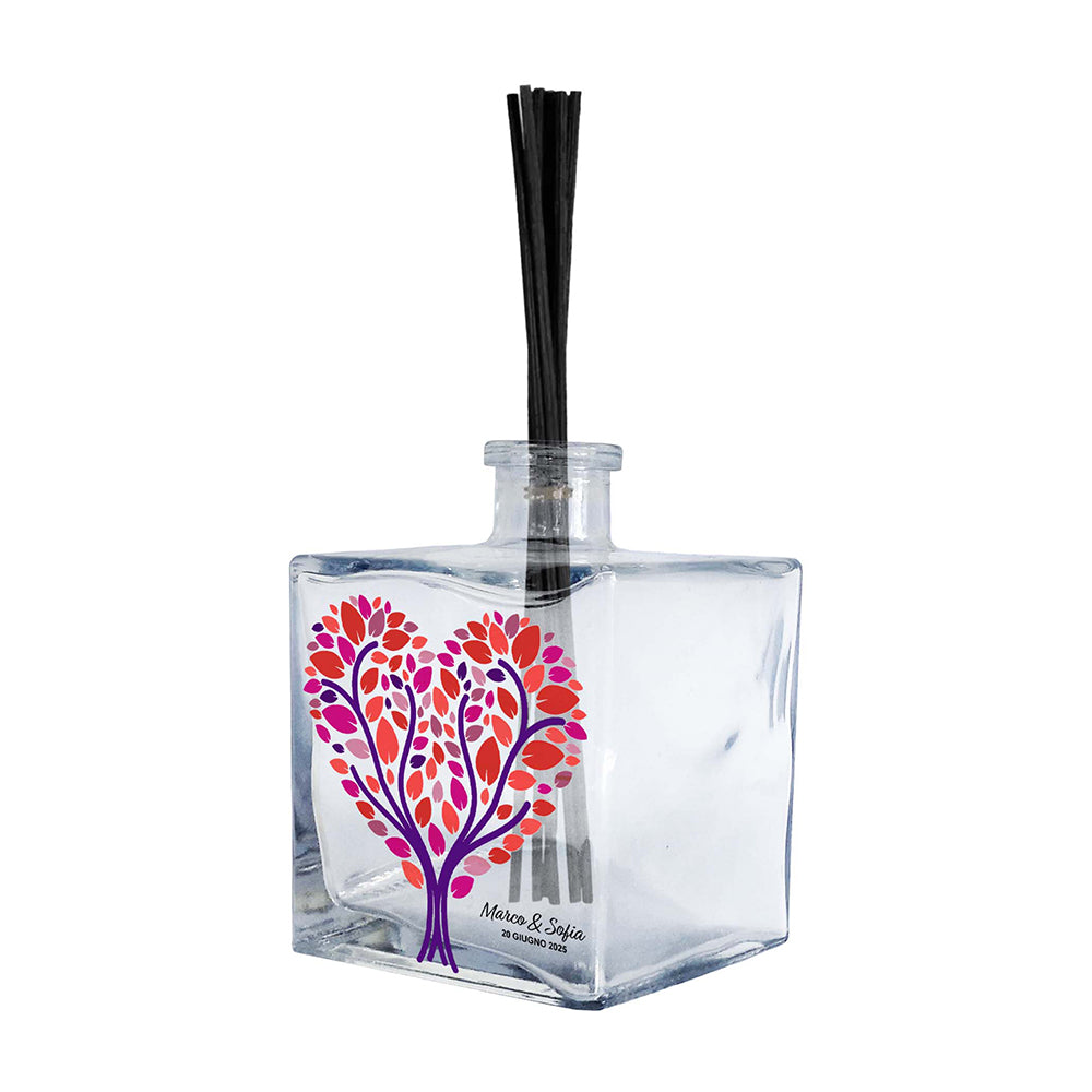 Profumatore vetro personalizzato matrimonio, decorato con un albero a cuore, foglie rosse corallo e fucsia su rami viola, nomi coppia e data, reed neri