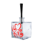 Profumatore ambiente in vetro quadrato, decoro con scritta LOVE a lettere rosse arrotondate e cuore rosso, bastoncini reed neri