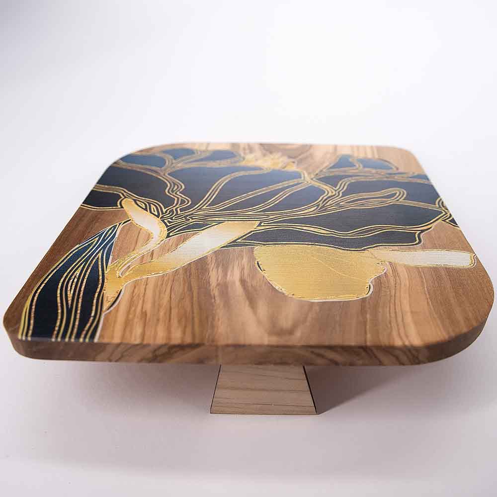 Vista dal basso di un quadretto in legno d'ulivo, mostrando lo spessore e la qualità della lavorazione artigianale.