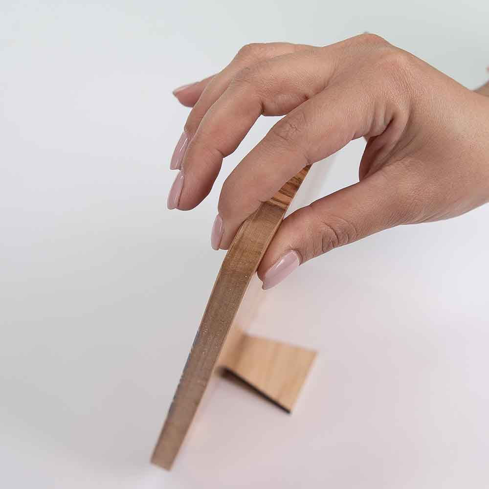 Vista laterale di un quadretto in legno d'ulivo che evidenzia lo spessore del materiale e la lavorazione dei bordi.