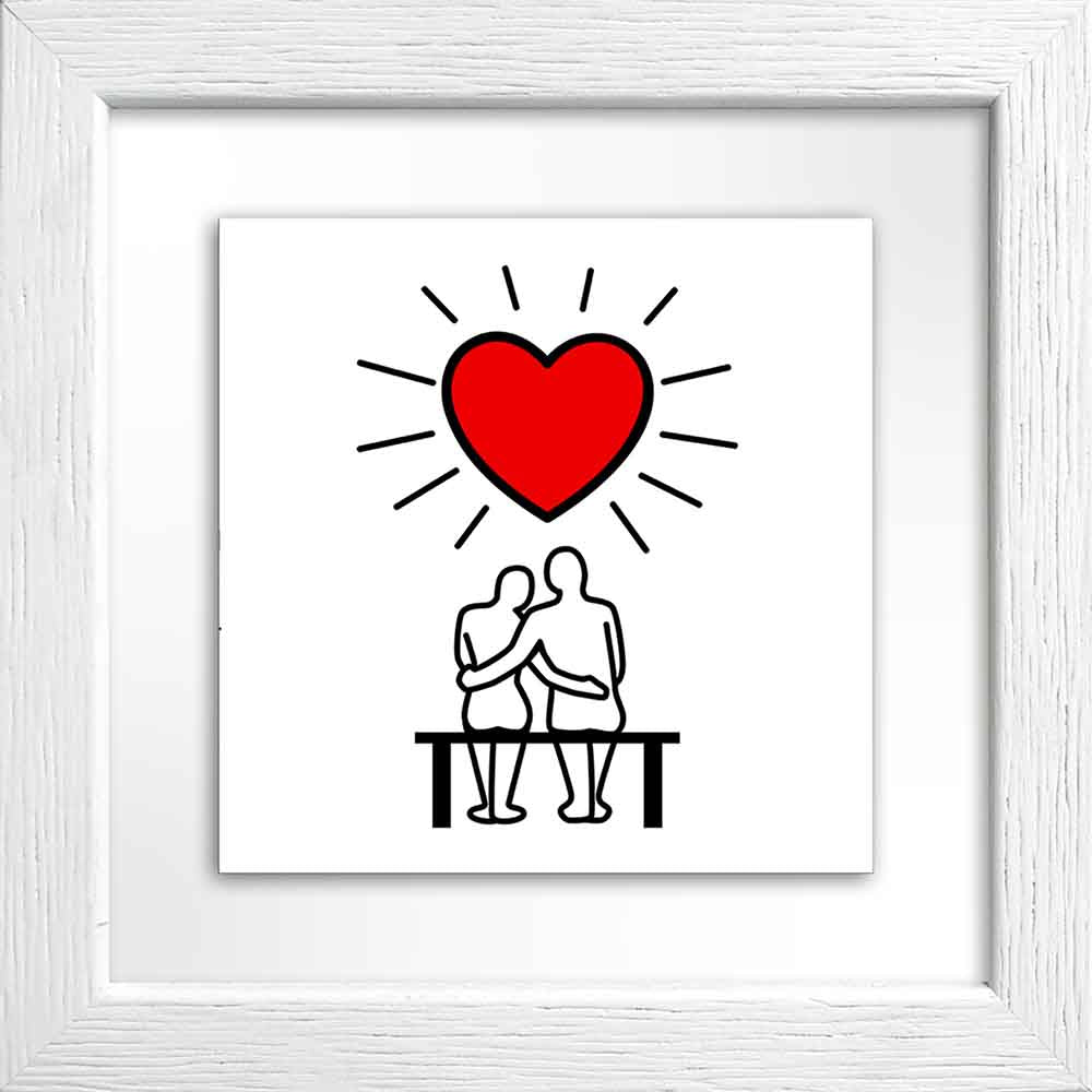 Quadretto in ceramica bianco con cuore in rilievo centrale, linee delicate e design essenziale perfetto per ambienti romantici.