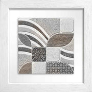 Quadretto in ceramica bianco con foglie astratte su sfondo a piastrelle, design minimalista e giochi di ombre e rilievi.