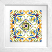 Quadretto in ceramica con motivi maiolica nei toni giallo e verde, decoro floreale dal gusto mediterraneo.